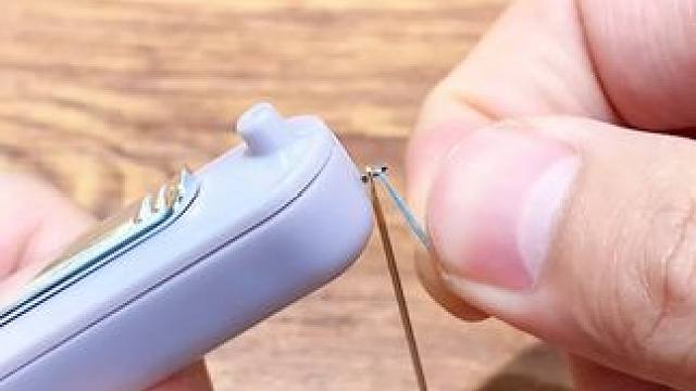 有了它，做针线活就轻松愉快多了，一头穿针，一头拆线，贼顺手，收纳不占地还好找取。 #穿针器   #穿