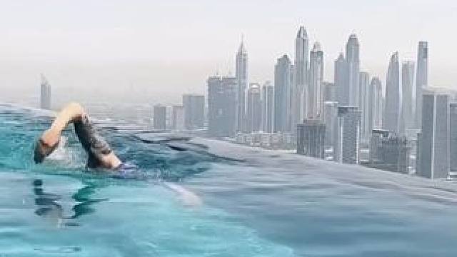 这才是我心目中的梦中情池，这个高空游泳池太绝了！ #游泳池 #自由泳 #游泳