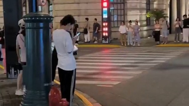 号称 法拉利搜 最帅量产车488PS，在外滩敞篷回头率直接拉满，它会是你的梦中情车吗