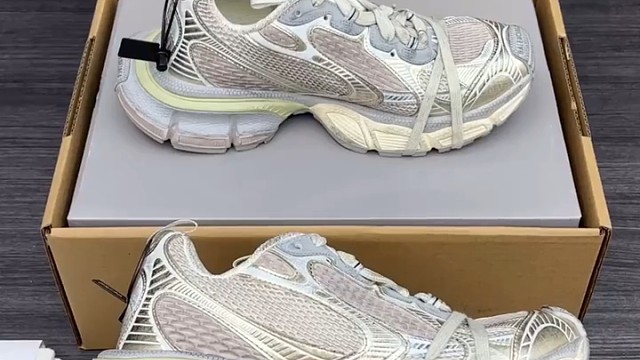 软糯无敌了警告！巴黎世家3XL十代米金做旧老爹鞋已上线，小心踩上就变身"行走的焦点收割机"！