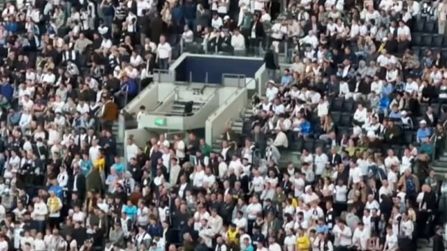 热刺球迷上演电影级庆祝