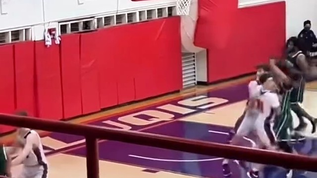 场面一度失控，看台上掉下来的哥们你还好吗#体育