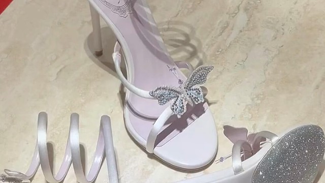 ReneCaovilla 浅紫色蝴蝶缠绕太仙了吧温柔香芋紫色缎带缠绕踝间
灵动水钻蝴蝶点缀，花仙子般