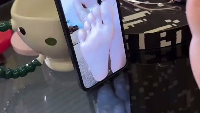 根本不敢想象这样的丝袜玉足踩在脸上得有多么舒服