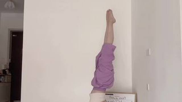 倒立让我清醒 #瑜伽#头肘倒立#三点头倒立 #前臂倒立#手倒立
今天是没有偷懒的一下午，降温了，下雨