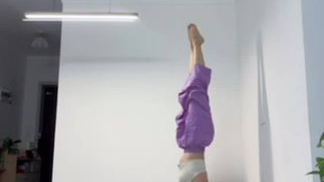 倒立平衡 #我的瑜伽生活 #不负每份热爱 #因为热爱所以坚持 #手倒立
今日份收工，明天继续努力呀❤