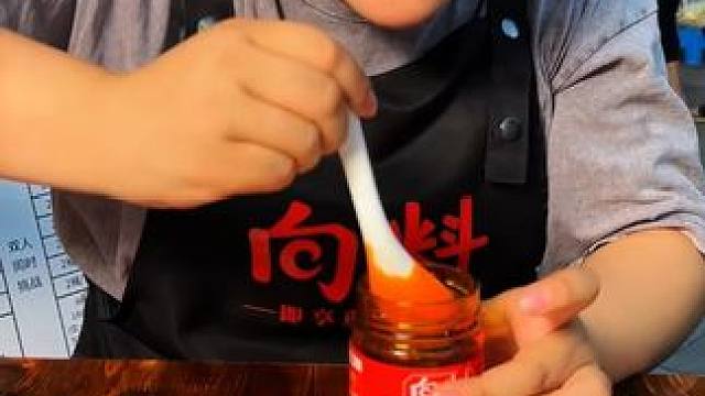 胖妹用小面调料蘸包子吃，一定要加点醋，真的太太太好吃了！#小面调料  #美食