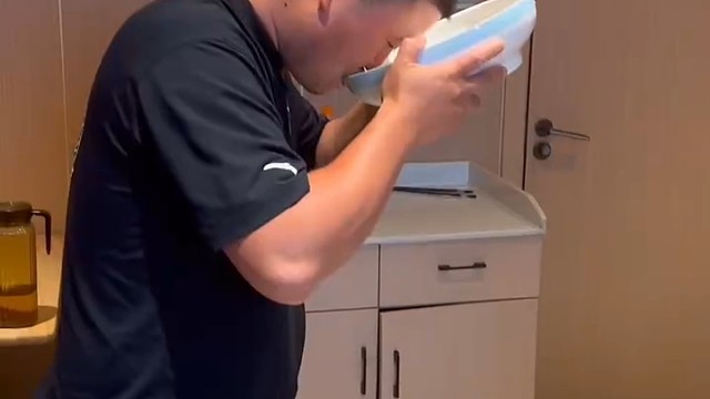 喝可乐比赛金龙胜出