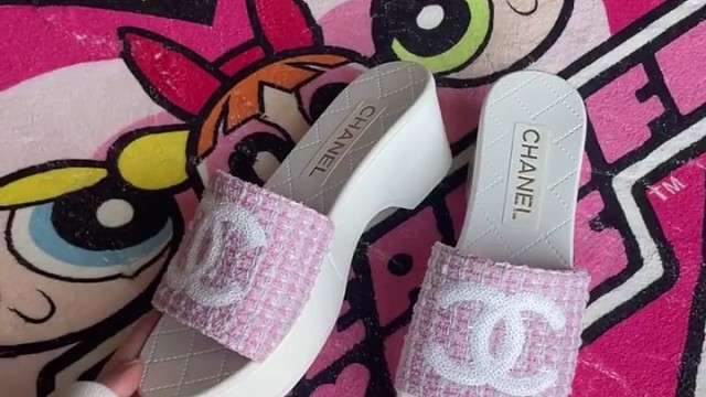 小香粉色厚底拖鞋时尚显腿长！粉色小香颜值很高，温柔又甜美。厚底增高设计显高显瘦显腿长，优雅气质穿搭