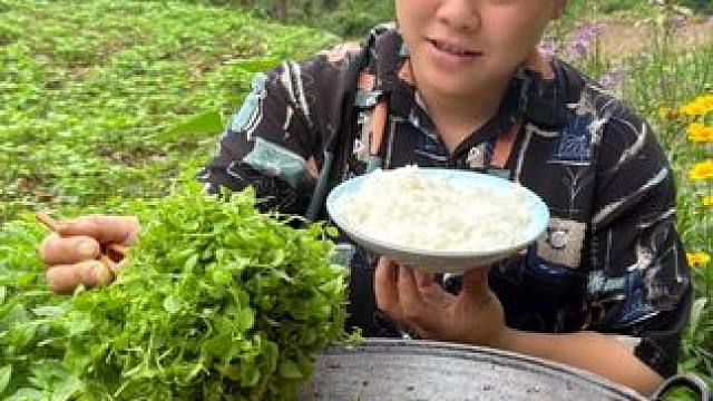 今天做一锅西红柿辣椒炒肉，配着野菜吃过瘾 