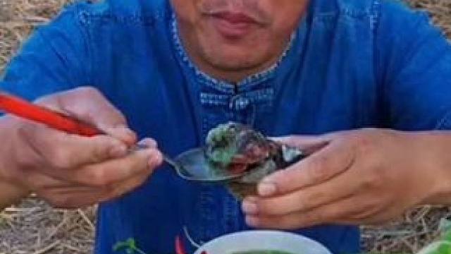 海鲜酱汁刺身大毛蛤 #户外美食 #美食 #泰国美食 #内容启发搜索