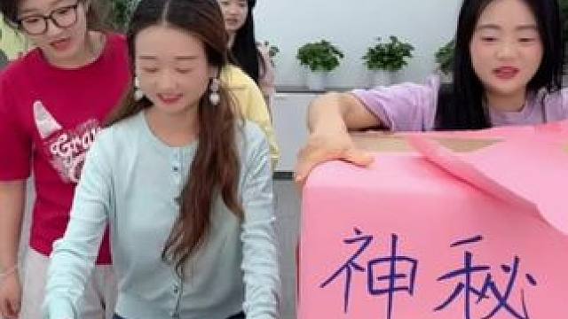 扔盘子开大奖，哈哈 #办公室搞笑 #盲盒 #真会玩系列