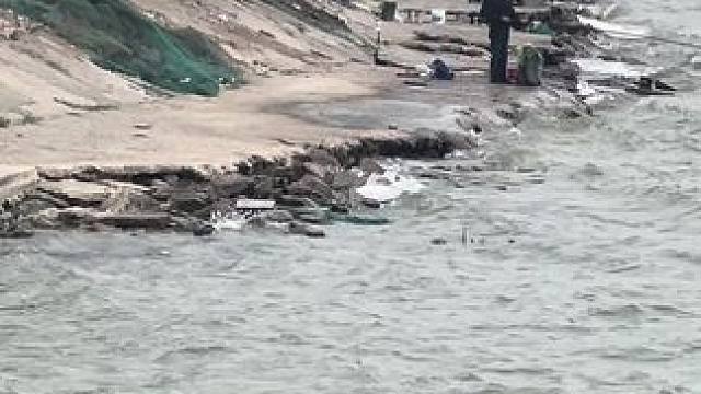 大风大浪出大鱼，谁都不可以先离开，我们还有啥理由不出来钓鱼呢？#钓鱼 #钓鱼的乐趣只有钓鱼人懂