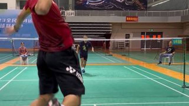 羽毛球男单比赛中的一个精彩战术得分