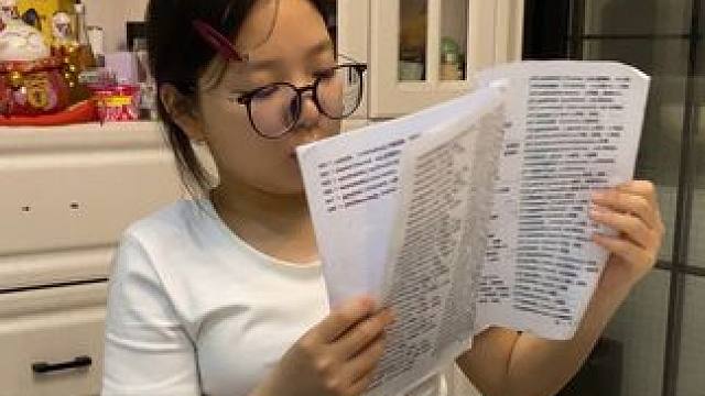 星光不问赶路人，时光不负有心人；高三有多苦，只有经历过的人才能体会到，早上6点起床，晚上11:30到