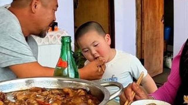 沙大厨又做一盆鸡冠油，一家人都爱吃，#嘎嘎香啊 #我的乡村生活