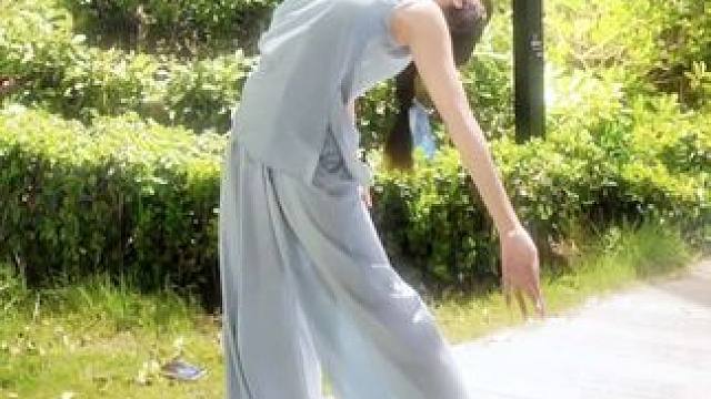 捻过花 惹了白 月下举杯敬沧海～#古典舞 #落了白 #向世界展示中国舞 #舞蹈翻跳 #国风古韵