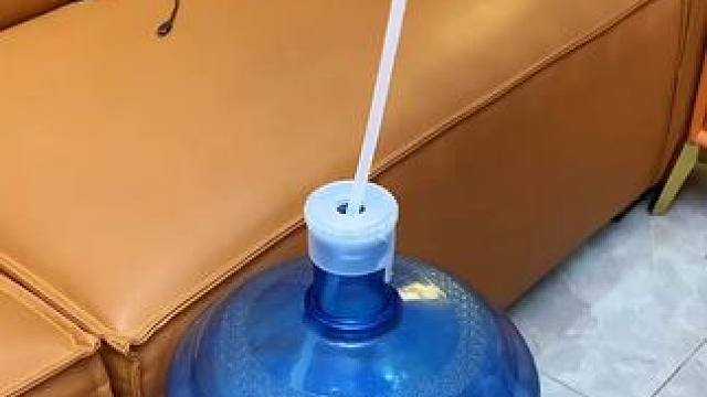 自带托盘抽水器 自带托盘抽水器再也不用手一直在那举着了，荣事达大品牌价格也不贵#小家电  #电动抽水