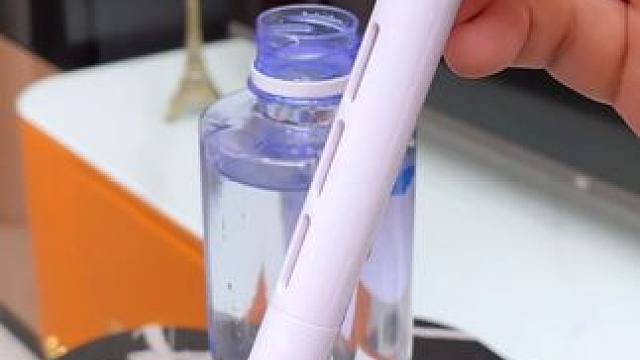 拧在水瓶上就能用的加湿器你见过嘛?小巧便槜很安静，出门带上也方便。#水瓶加温器 #甜甜圈加湿器