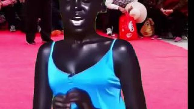 这个美女唱歌好听吧，你能看见她的酒窝吗