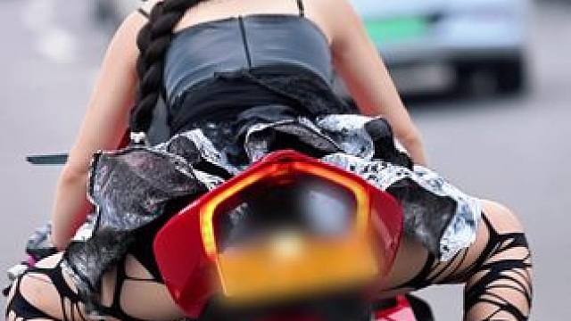 都说杜卡迪烫腚，今日一见果真如此 #杜卡迪v4 #杜卡迪小姐姐 #杜卡迪烫腿