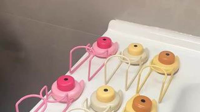 吸盘脸盆挂钩 这款吸盘脸盆挂钩 真不错，免打孔上墙，全家的脸盆都能上墙收纳不占地方，大号脸盆也没问题