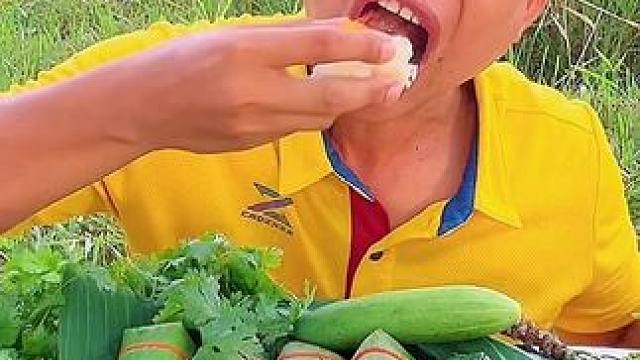 大蒜瓣小辣椒️泰式酸猪肉 #户外美食 #美食 #泰国美食 #内容启发搜索