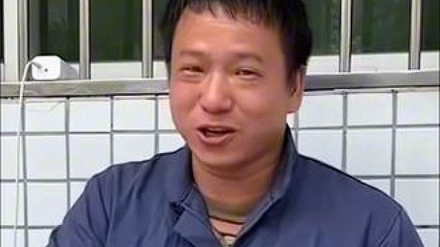 双腿残疾男子街头修鞋9年，竟能脱口而出流利英语。他说：“支持我前进的除了双手，还有坚强的心。”