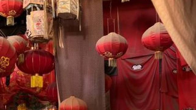 山西高平市400年荒废小庙里，挂满了红色灯笼，红布盖墙， 这种景象让人看了，感觉特别的压抑，龙头木雕