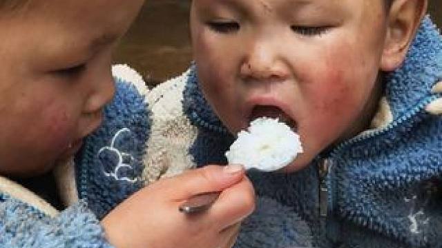 粗茶淡饭能吃饱就行。#农村娃