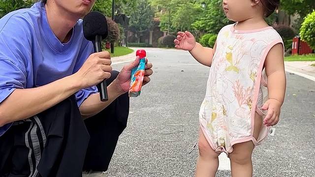 很厉害的采访，人类幼崽反应相当炸裂~