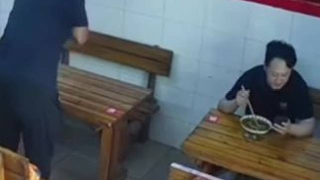 防止因异物卡喉，海姆立克急救法不一定每个人都会，开餐馆可以备上这个急救神器，有备无患！