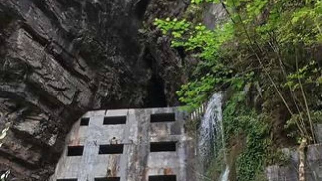 如果在山里遇到这样的神秘建筑，大家千万不要好奇进去看，赶快离开这种地方#旅行大玩家 #户外 #意不意