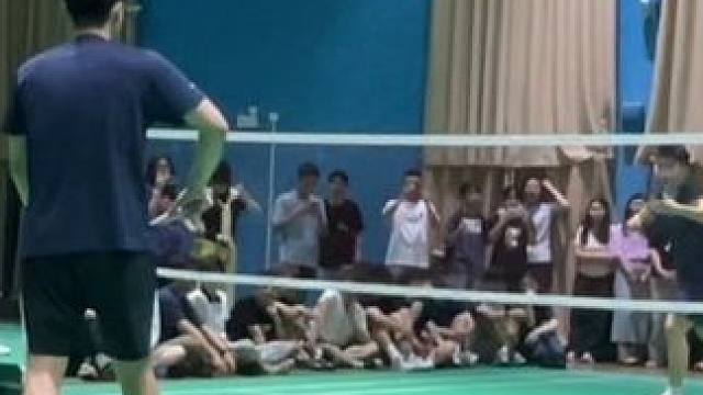 你从常规赛拼到了巅峰赛 现在来尝试一下击败福师大“骆建佑”吧 福建师范大学羽毛球校赛巅峰赛四分之一决