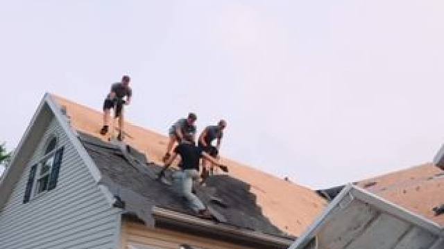 美国农场主‍屋顶修缮。 #屋顶修缮 #美国房子 #农场主 #解压视频 #解压