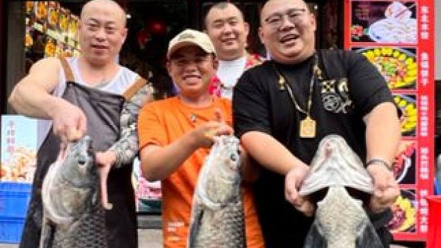 相互信任，交换美好！钓鱼交换铁锅炖大鹅遇到三位热情的东北大哥，开心的要用店换鱼...#钓鱼就用云飞鱼