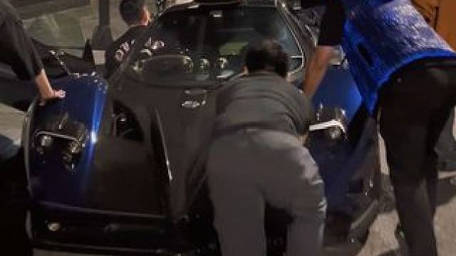 热心粉丝们帮Mike 大佬倒车，拉着这价值1.5个小目标的帕加尼zondaMY大尾翼手都是抖的，大佬