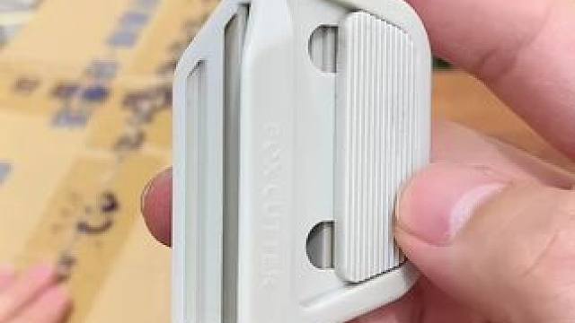 磁吸快递刀 经常收快递的，可以用这个磁吸快递刀，拆快递拆纸箱很轻松，陶瓷自动回弹拆箱器#开箱器 #快