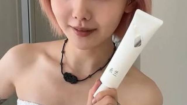 夏日必备神器夏天不想脸白脖子黑的姐妹们！必冲这款身体素颜霜不假白❌不搓泥❌质地像身体乳一样好推开#美