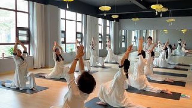 【毕业考核】
伴着呼吸的律动，随着身体的舒展，情绪的枷锁会被悄然打开，在不动声色之间，一切将回归平和