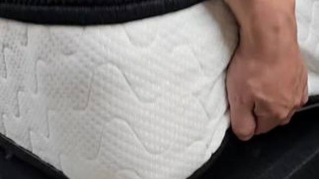 找到的这款隐形床单固定器真的太好用了，不伤床单不留痕迹，床垫下面一压就能一直重复使用了！