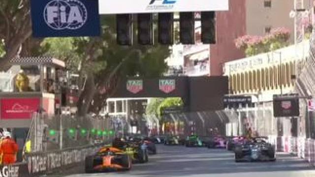 2025赛季F2摩纳哥正赛，蒙特卡洛停车场，邓恩起步不佳，挤压对手上墙后引发大事故，福纳罗利成功躲过
