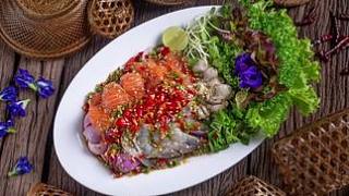 泰國(guó)沙拉推薦，正宗泰國(guó)菜培訓(xùn) 泰國(guó)沙拉是一類(lèi)以新鮮蔬菜、香料、水果和蛋白質(zhì)為主，搭配酸辣甜咸的典型泰