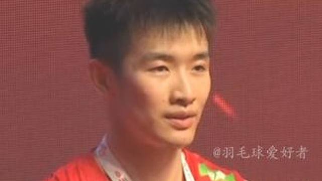 国羽拳击手他来了，恭喜李诗沣本赛季夺得首冠。 #羽毛球