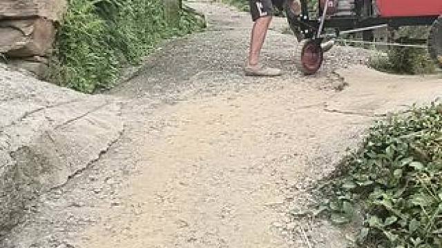 不想取悦任何人，不管何时何地，每次下乡拍视频，只要看到农村老人在田间地头干活，我都会帮忙做点儿，不是