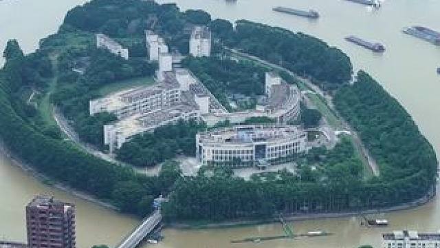 在东莞竟然隐藏着一座美丽而独特的江中岛，四周环水，虽宛如世外桃源，但这里可不是一般人能去的地方，你知