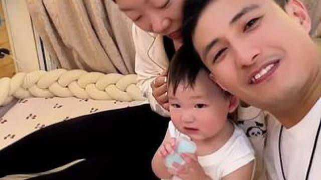 带着不到一岁的宝宝房车旅行，有了学饮杯喝奶喝水省事不少，下一站三亚~#带娃旅行#皇宠学饮杯