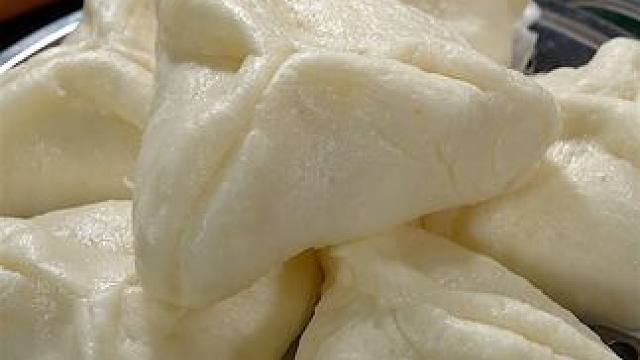 糖三角 我真的太爱吃这个糖三角了，外皮像面包一样松软，里面的黑糖甜而不腻，越嚼越香，真的超好吃#好吃