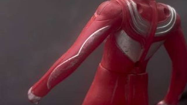 迪迦奥特曼在窗户上看风景太危险了#奥特曼 #奥特曼玩具 #儿童玩具