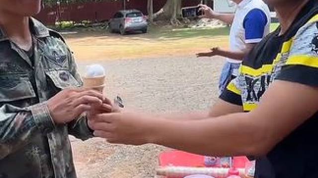 请士兵朋友们吃冰淇淋 #美食 #内容启发搜索 #泰国美食 #户外美食